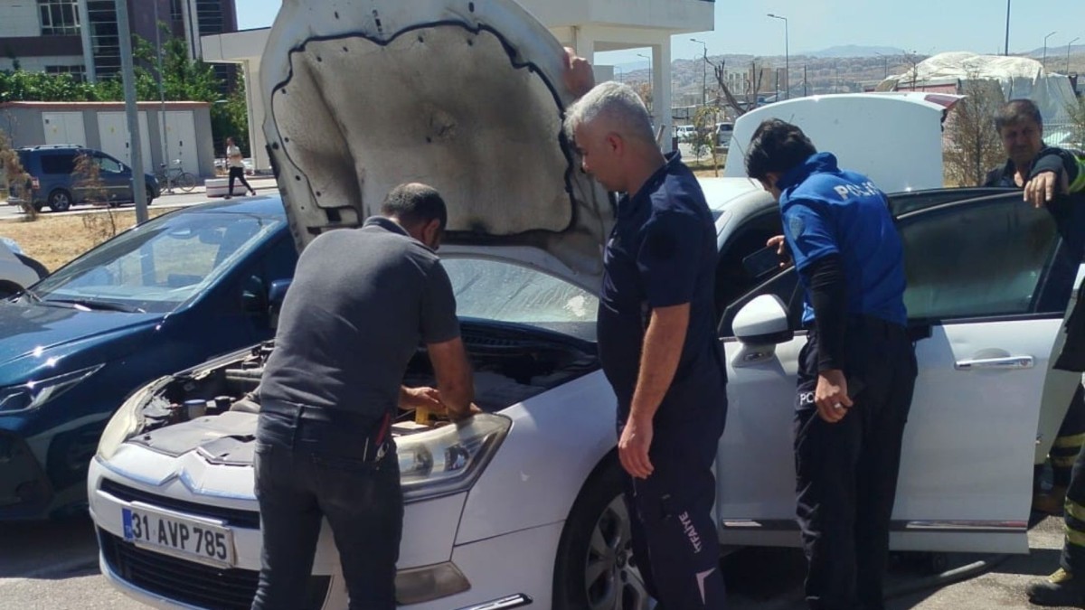 Adıyaman’da hastane otoparkındaki araç yangınına itfaiye ekibi müdahale etti  - Videolu Haber