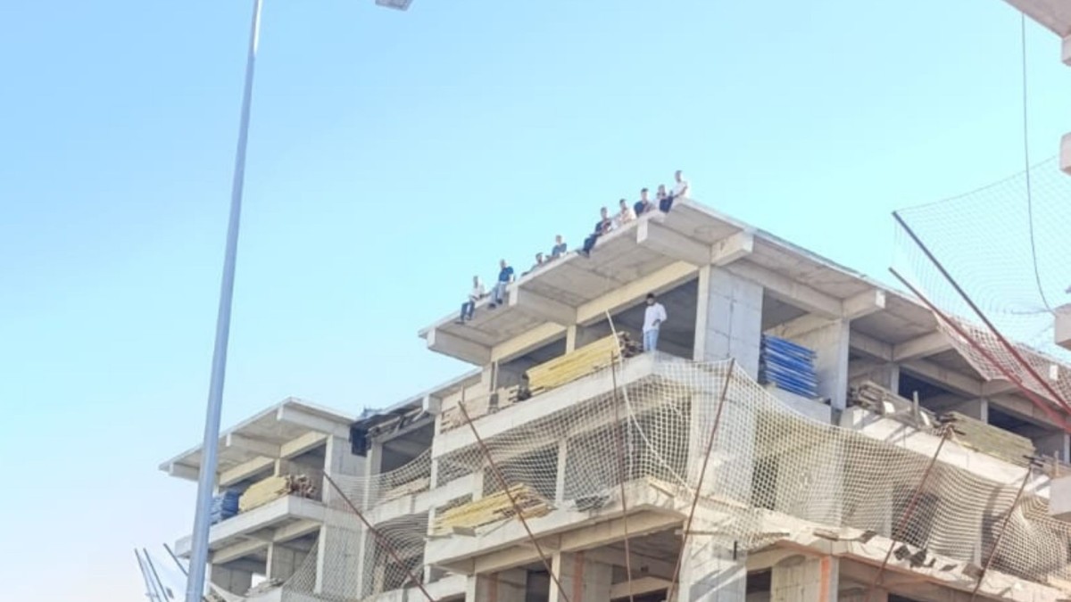 Besni’de maaşlarını alamayan inşaat işçileri çatıya çıkarak eylem yaptı  - Videolu Haber