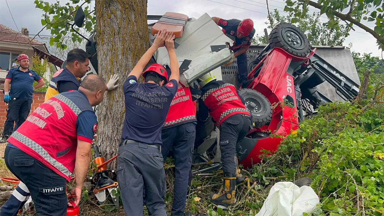 Forklift yüklü vinçli kamyonet devrildi, sıkışan sürücüyü itfaiye kurtardı